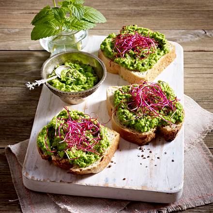 Erbsen-Minz-Püree auf Kastenweißbrot Rezept Erbsen-Minz-Püree auf Kastenweißbrot Rezept