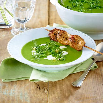 Erbsen-Minz-Suppe mit Hähnchen-Spießen Rezept