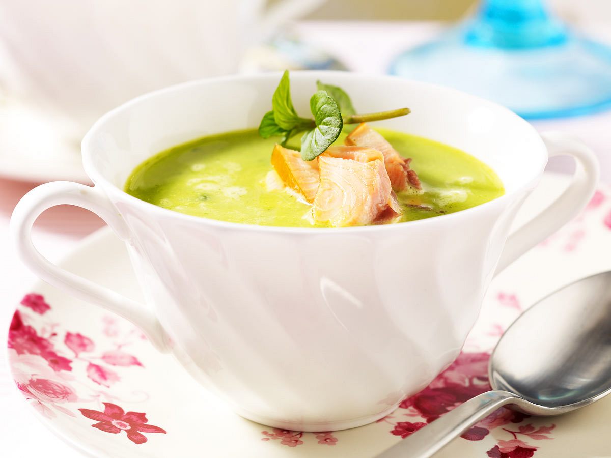 Erbsen-Minzsuppe mit Stremellachs Rezept