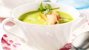 Erbsen-Minzsuppe mit Stremellachs Rezept - Foto: LECKER @ Bauer Media Group