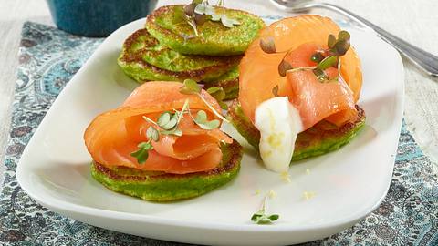 Erbsen-Pancakes mit Räucherlachs Rezept - Foto: House of Food / Bauer Food Experts KG