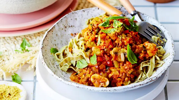 Erbsen-Pasta mit Linsenbolognese in einem tiefen Teller - Foto: LECKER @ Bauer Media Group