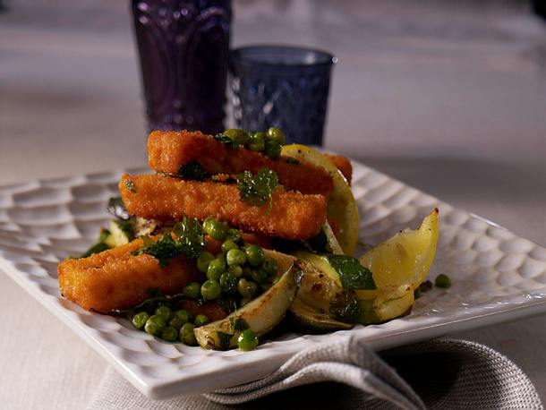Erbsen-Zucchini-Gemüse mit Zitrone und Koriander-Fischstäbchen Rezept Erbsen-Zucchini-Gemüse mit Zitrone und Koriander-Fischstäbchen Rezept
