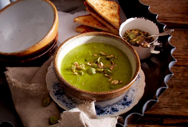 Erbsencremesuppe mit gehackten Wasabi-Nüssen und Bacon-Toast Rezept Erbsencremesuppe mit gehackten Wasabi-Nüssen und Bacon-Toast Rezept