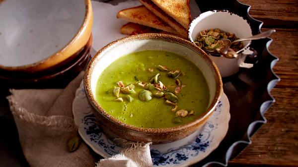 Erbsencremesuppe mit gehackten Wasabi-Nüssen und Bacon-Toast Rezept - Foto: House of Food / Bauer Food Experts KG