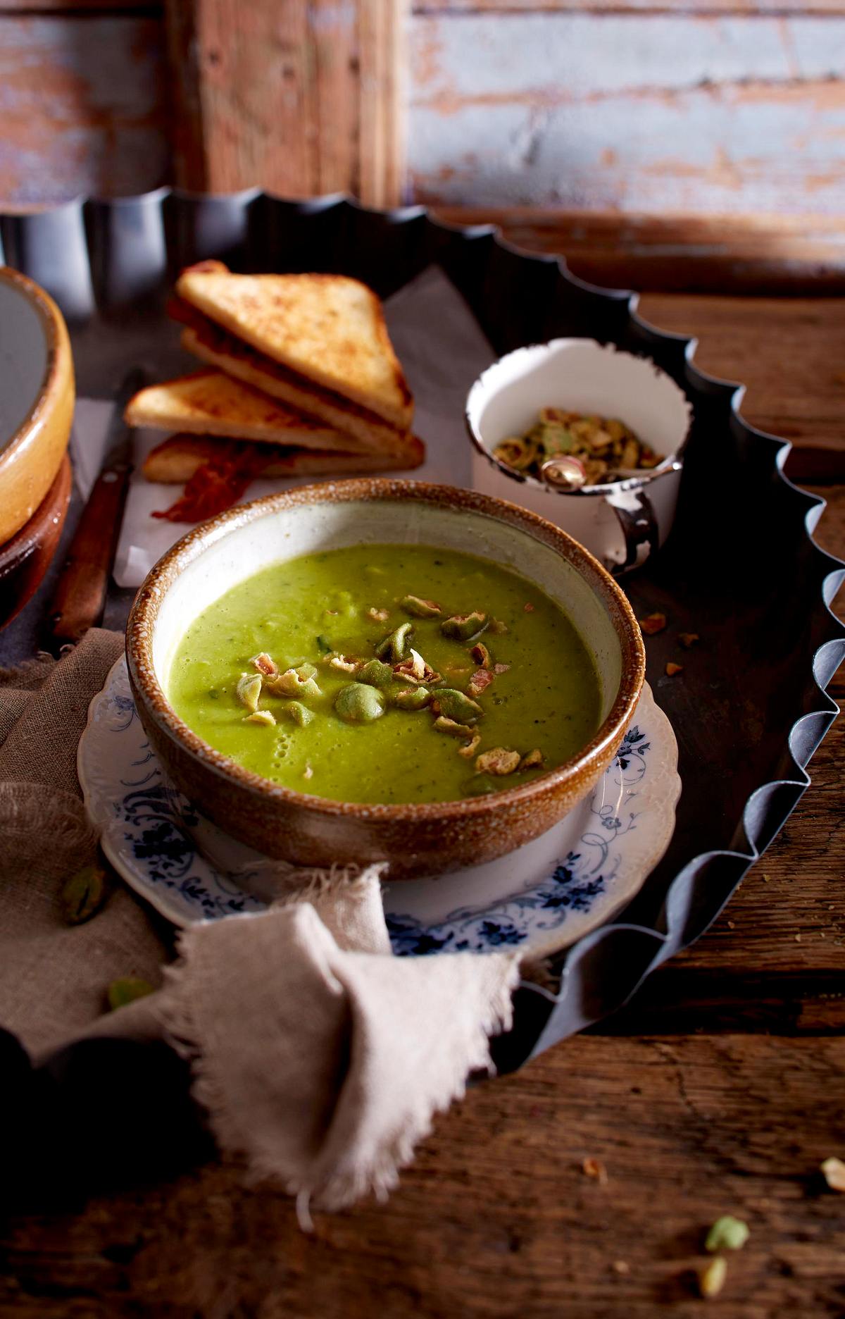 Erbsencremesuppe mit Wasabinüssen Rezept