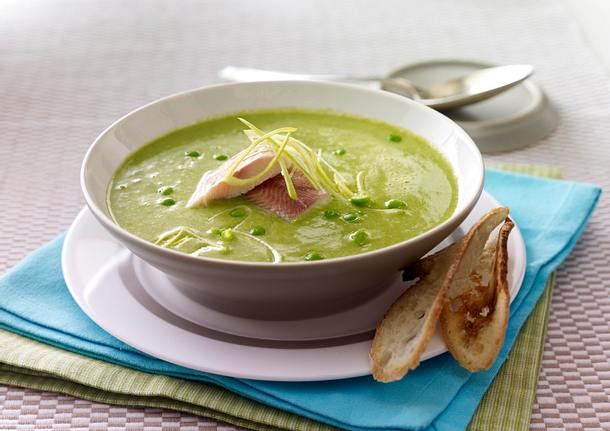 Erbsenschaumsuppe mit Räucherforelle zu Baguette-Chips Rezept