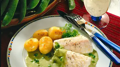 Erbsensoße zu Steinbeißerfilet und neuen Kartoffeln Rezept - Foto: LECKER @ Bauer Media Group