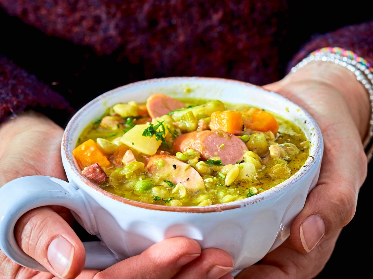 Erbsensuppe mit Würstchen Rezept