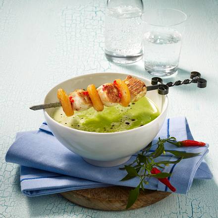 Erbsensuppe mit Hähnchen-Aprikosenspieß Rezept Erbsensuppe mit Hähnchen-Aprikosenspieß Rezept