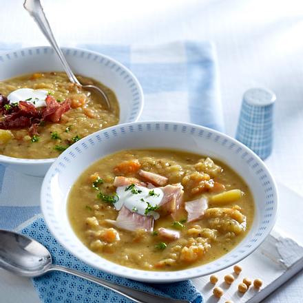 Erbsensuppe mit Katenschinken und geräucherter Forelle Rezept Erbsensuppe mit Katenschinken und geräucherter Forelle Rezept