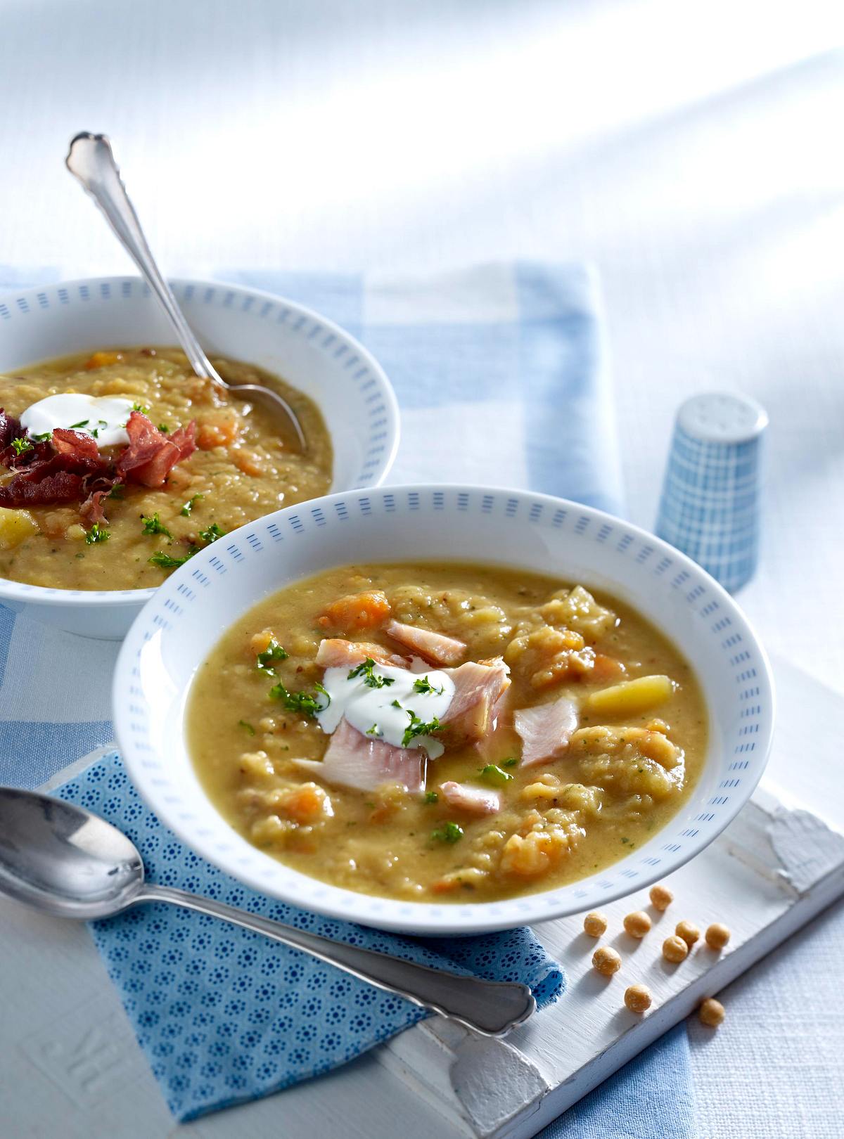 Erbsensuppe mit Katenschinken und geräucherter Forelle Rezept