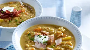 Erbsensuppe mit Katenschinken und geräucherter Forelle Rezept - Foto: LECKER @ Bauer Media Group Erbsensuppe mit Katenschinken und geräucherter Forelle Rezept - Foto: LECKER @ Bauer Media Group