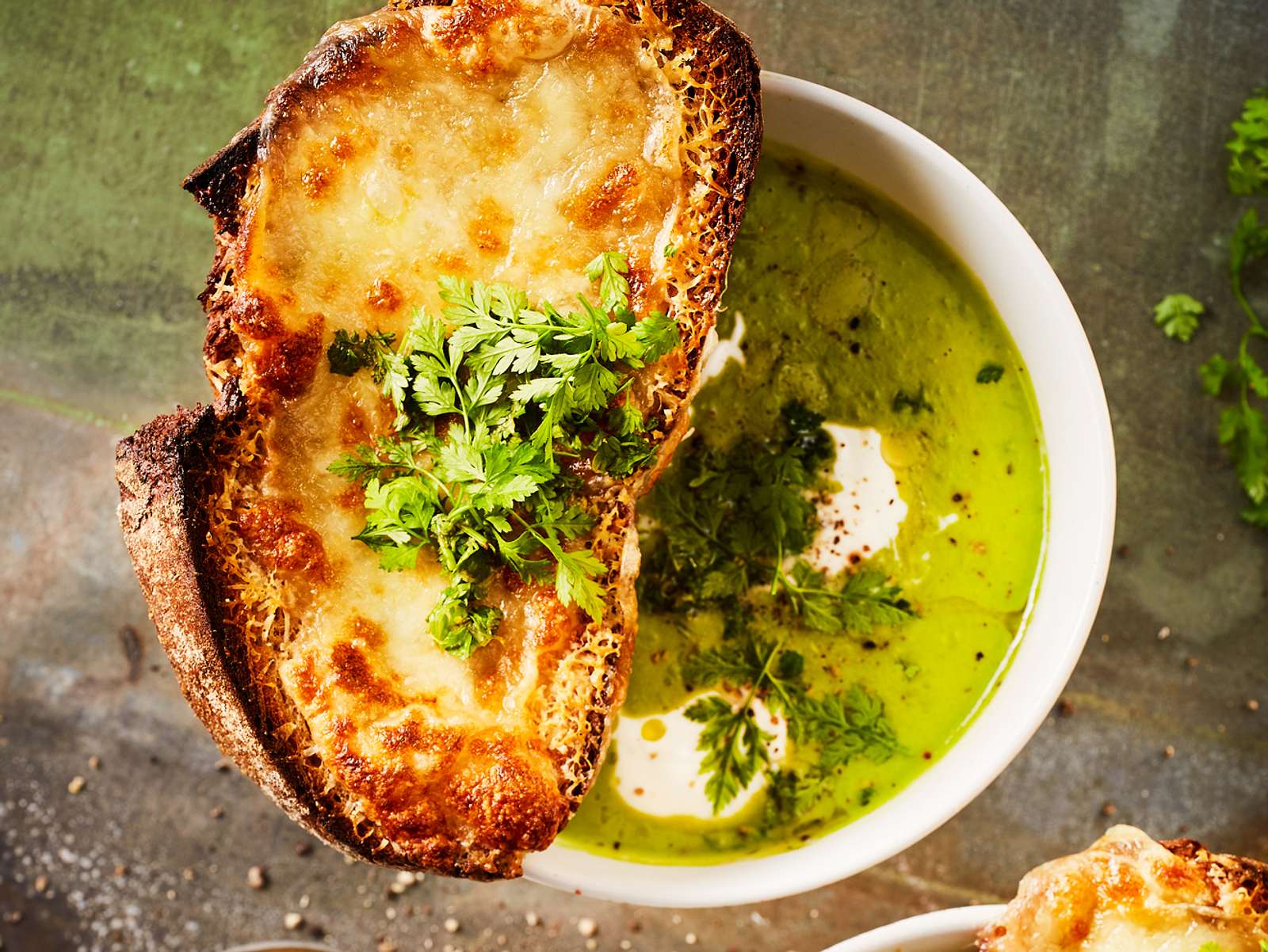 Erbsensuppe mit knuspriger Käsestulle Rezept | LECKER