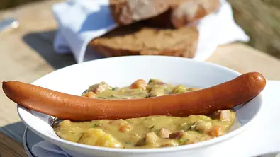 Erbsensuppe mit Wienerle Rezept - Foto: LECKER @ Bauer Media Group