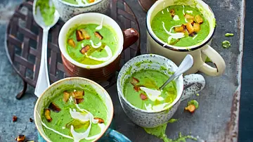 Erbsensuppe zum Eintuppern mit Laugen-Croûtons Rezept - Foto: LECKER @ Bauer Media Group Erbsensuppe zum Eintuppern mit Laugen-Croûtons Rezept - Foto: LECKER @ Bauer Media Group