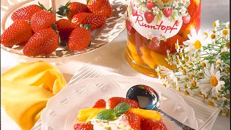 Erdbeer-Ananas-Rumtopf Rezept - Foto: House of Food / Bauer Food Experts KG