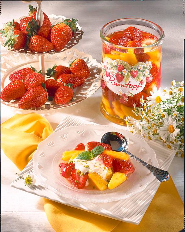 Erdbeer-Ananas-Rumtopf Rezept | LECKER