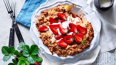Erdbeer-Apfel-Crumble mit Rosmarin-Überraschung Rezept - Foto: LECKER @ Bauer Media Group