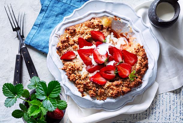 Erdbeer-Apfel-Crumble mit Rosmarin-Überraschung Rezept Erdbeer-Apfel-Crumble mit Rosmarin-Überraschung Rezept