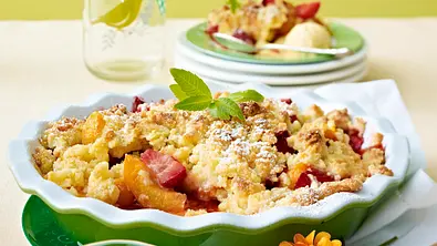 Erdbeer-Aprikosen-Crumble Rezept - Foto: LECKER @ Bauer Media Group