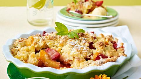 Erdbeer-Aprikosen-Crumble Rezept - Foto: House of Food / Bauer Food Experts KG