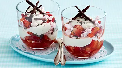 Erdbeer-Baiser-Becher mit Schokosplittern Rezept - Foto: LECKER @ Bauer Media Group
