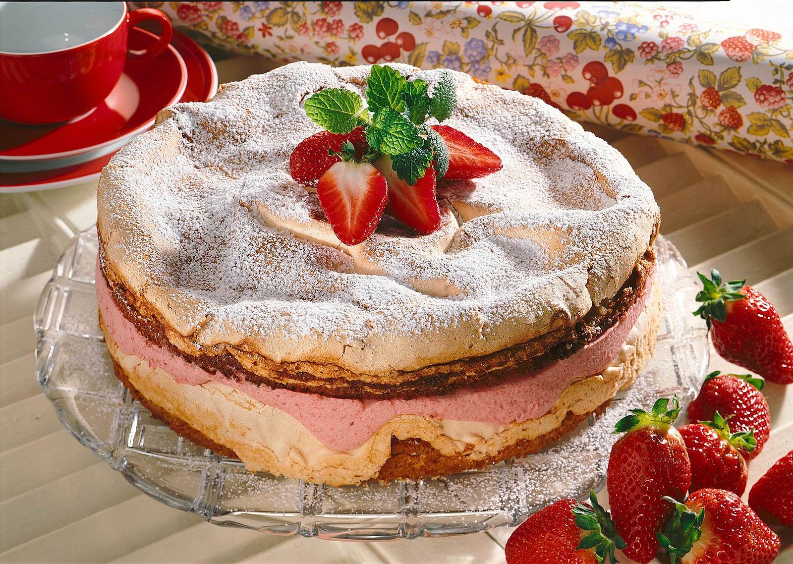 Erdbeer-Baiser-Torte Rezept | LECKER