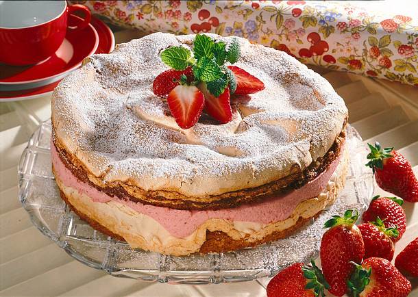 Erdbeer-Baiser-Torte Rezept Erdbeer-Baiser-Torte Rezept