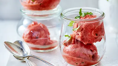 Erdbeer-Basilikum-Sorbet Rezept - Foto: LECKER @ Bauer Media Group