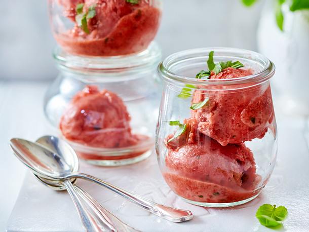 Erdbeer-Basilikum-Sorbet Rezept | LECKER