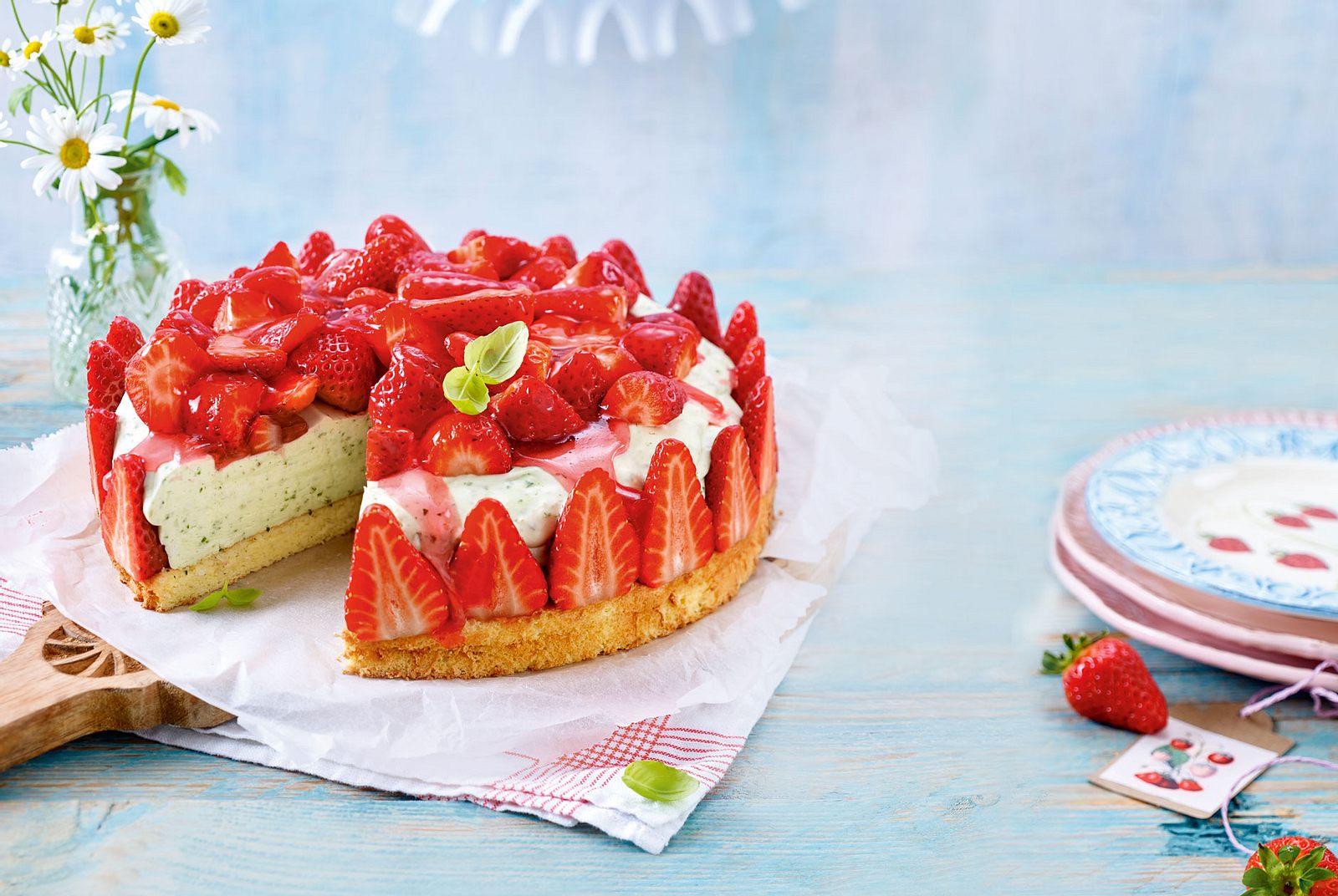 Erdbeer-Basilikum-Torte Rezept | LECKER