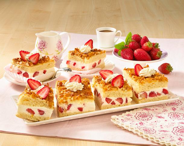 Erdbeer-Bienenstich-Schnitten Rezept Erdbeer-Bienenstich-Schnitten Rezept