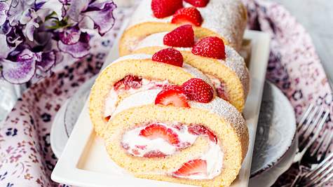 Erdbeer-Biskuitrolle mit Mascarpone Rezept - Foto: ShowHeroes