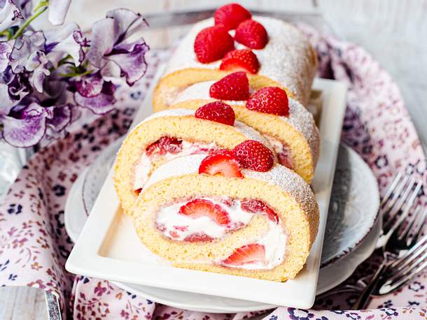 Erdbeer-Biskuitrolle mit Mascarpone Rezept | LECKER