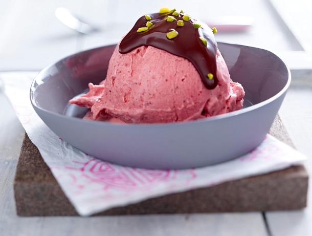 Erdbeer-Blitzeis mit knackigem Schokotopping Rezept Erdbeer-Blitzeis mit knackigem Schokotopping Rezept