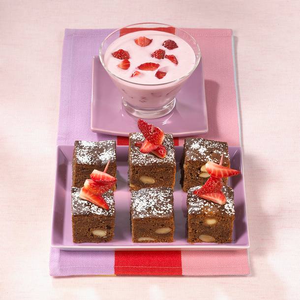 Erdbeer-Brownies mit Buttermilchquark Rezept