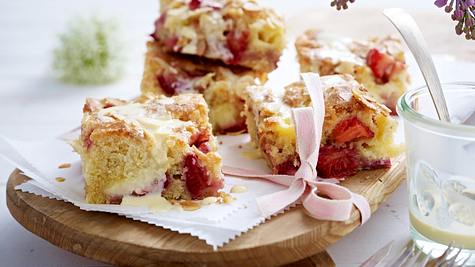 Erdbeer-Butterkuchen mit Puddingflecken Rezept - Foto: House of Food / Bauer Food Experts KG