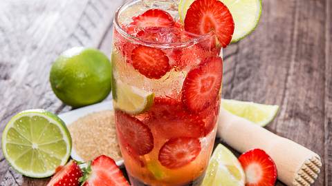 Erdbeer-Caipirinha Rezept - Foto: HandmadePictures / iStock