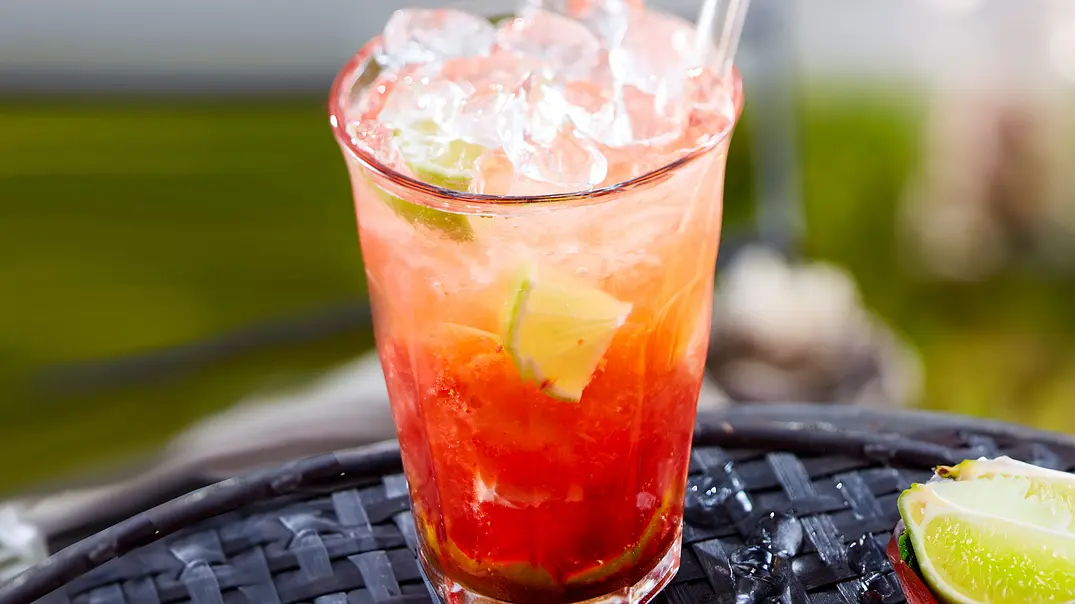 Erdbeer-Caipirinha in einem Glas mit viel Eis - Foto: LECKER @ Bauer Media Group Erdbeer-Caipirinha in einem Glas mit viel Eis - Foto: LECKER @ Bauer Media Group