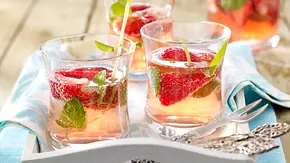 Erdbeer-Campari-Bowle Rezept - Foto: LECKER @ Bauer Media Group