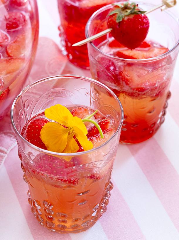 Erdbeer-Campari-Bowle mit Kapuzienerblüten Rezept | LECKER