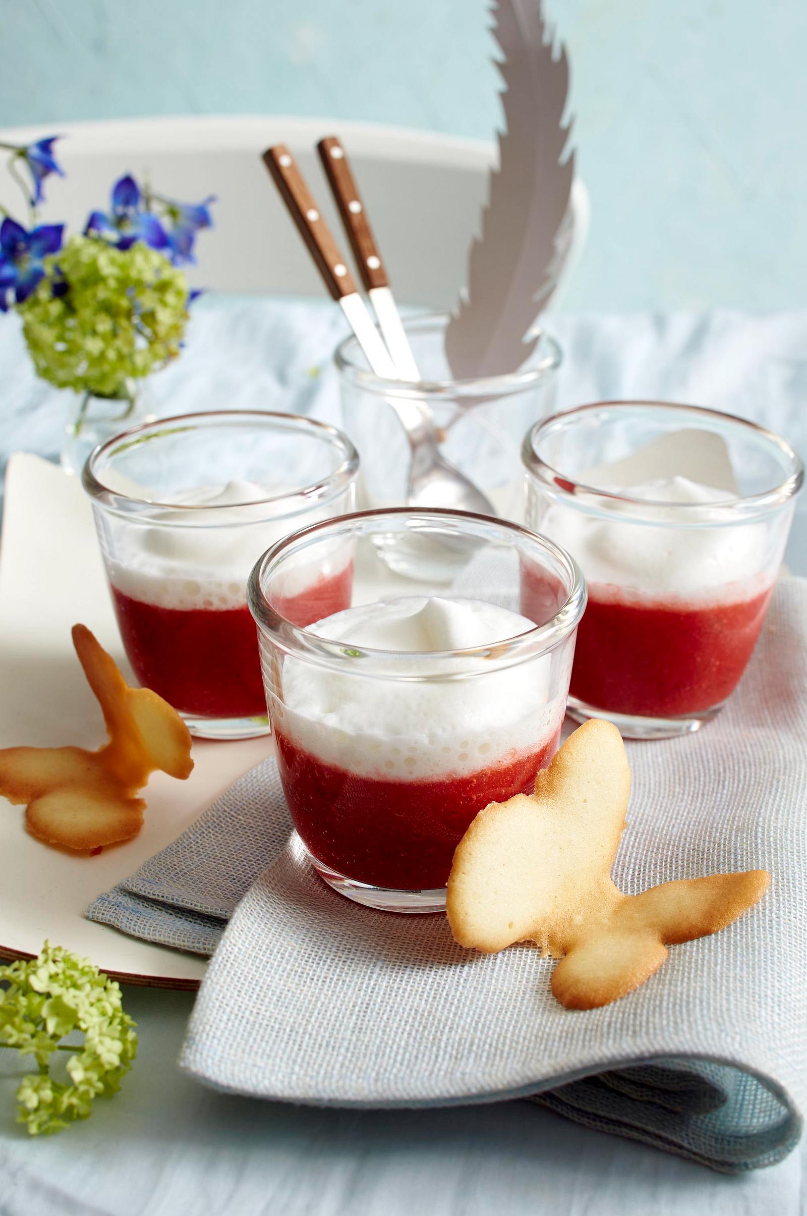 Erdbeer-Cappuccino mit Schmetterlingshippen Rezept | LECKER