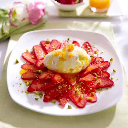 Erdbeer-Carpaccio mit Pistazien-Orangendressing und weißen Schoko-Mousse-Nocken Rezept Erdbeer-Carpaccio mit Pistazien-Orangendressing und weißen Schoko-Mousse-Nocken Rezept
