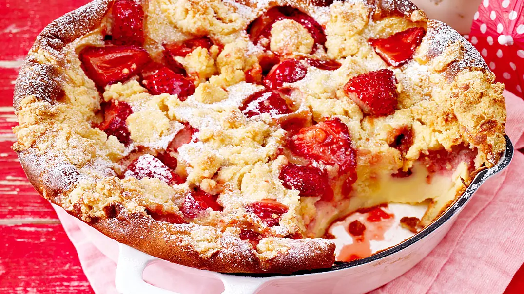 Erdbeer-Clafoutis mit Streuseln Rezept - Foto: LECKER @ Bauer Media Group Erdbeer-Clafoutis mit Streuseln Rezept - Foto: LECKER @ Bauer Media Group