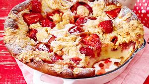 Erdbeer-Clafoutis mit Streuseln Rezept - Foto: House of Food / Bauer Food Experts KG