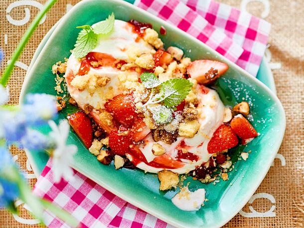 Erdbeer-Crumble auf Schmandcreme Rezept