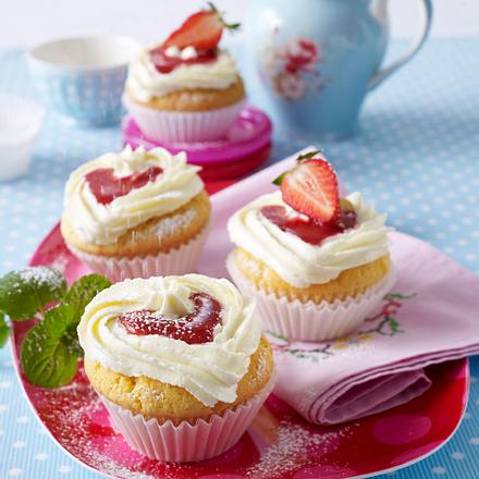 Erdbeer-Cupcakes mit Mascarpone-Quark-Creme Rezept Erdbeer-Cupcakes mit Mascarpone-Quark-Creme Rezept