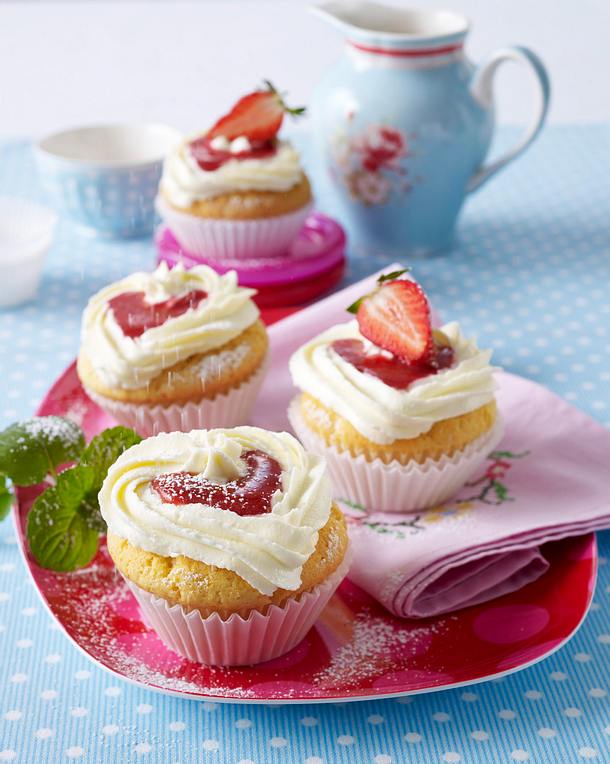 Erdbeer-Cupcakes mit Mascarpone-Quark-Creme Rezept | LECKER