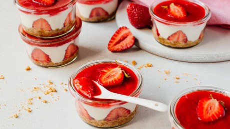 Erdbeer-Dessert im Glas  Rezept - Foto: House of Food / Bauer Food Experts KG